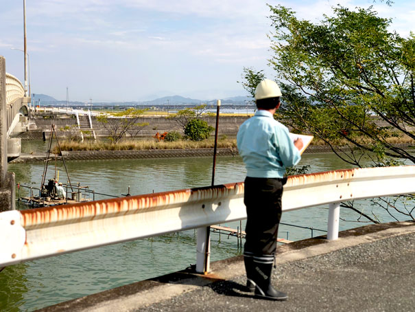 水上での調査現場